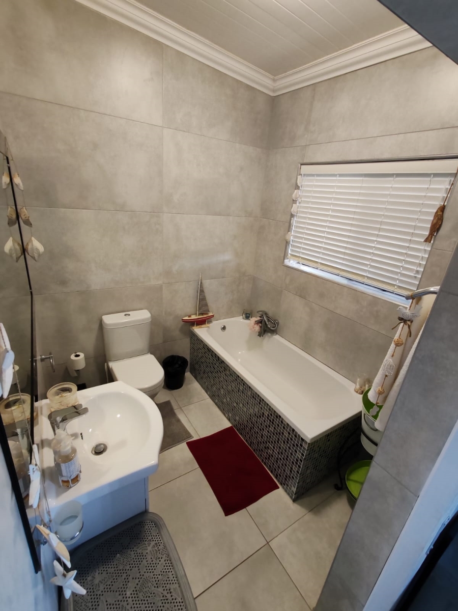 3 Bedroom Property for Sale in De Kelders Western Cape